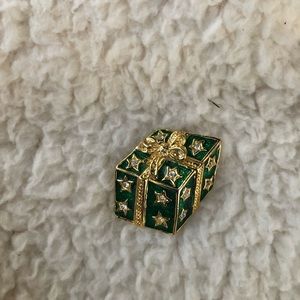 Vintage - Pin of a present in green and gold with sparkly gems